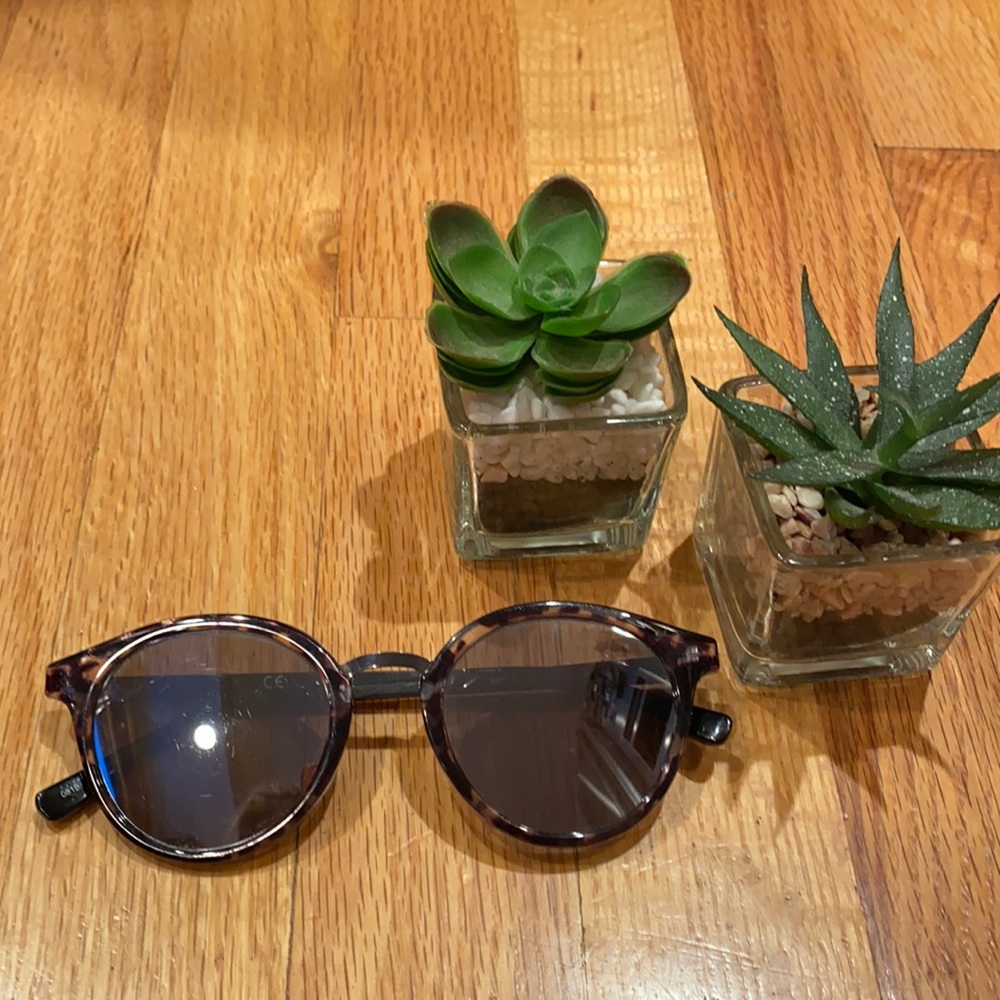 Guess Designer Sunglasses with Mirror Lenses 😎 - Picture 1 of 11